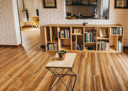 librero y mesa de madera